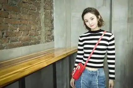 赵丽颖此次的小卷毛发型实在是无比惊艳,这还是与助理元元同框的时候