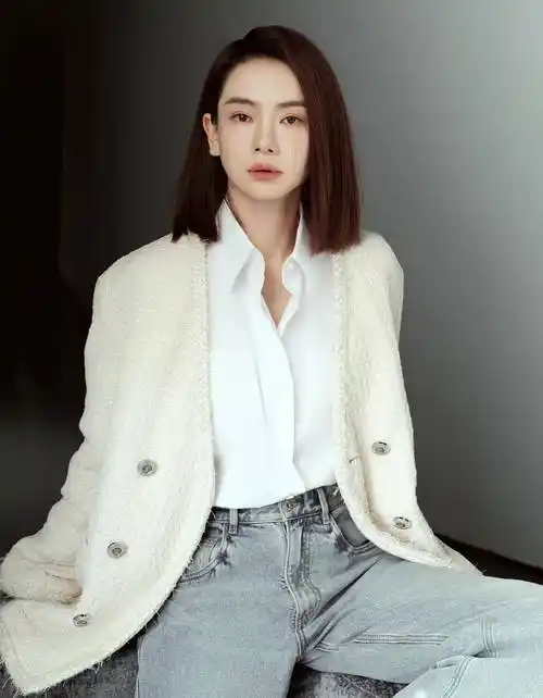 所以我觉得,戚薇的颜值巅峰时刻应该是2014年的巴厘岛.