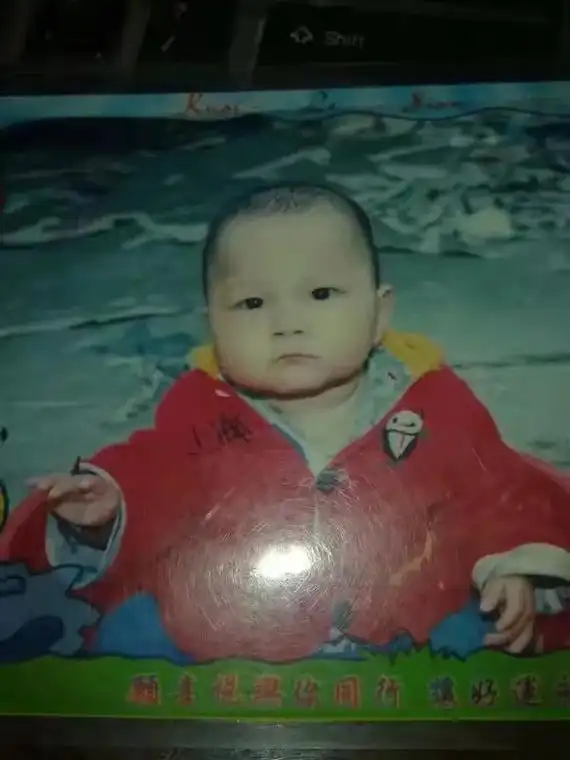 一家三口小时候的照片,宝宝是像妈妈多一点还是像爸爸多一点呢 - 抖音