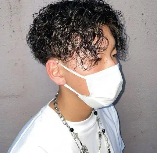 中分长刘海的款式,显得更清爽一些,比较适合没有秃头问题的男士,造型