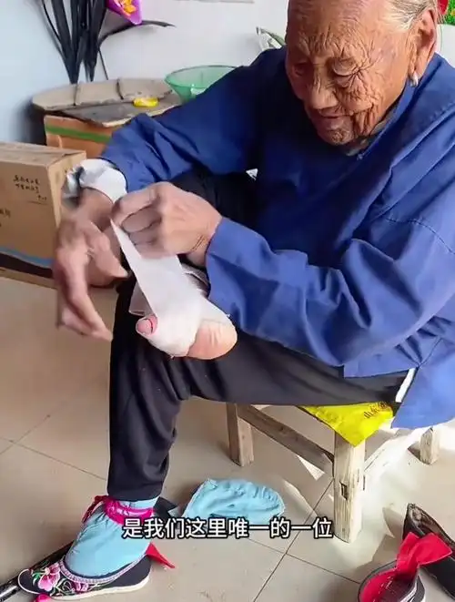 老人裹小脚,脚都变形了