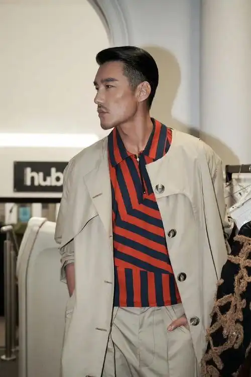 52岁胡兵首秀亮相真牛在伦敦时装周开场闭秀宝刀未老太帅啦