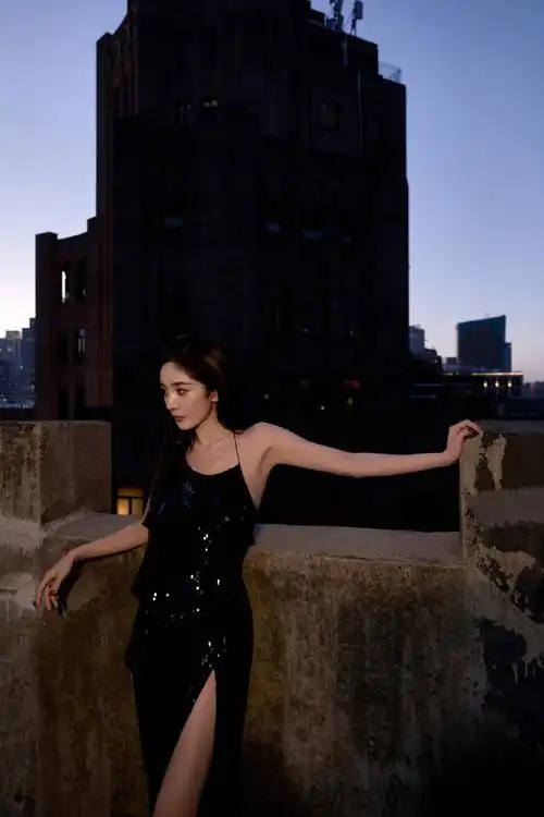 杨幂从白天拍到晚上#杨幂黑色挂脖亮片裙好性感,拍照拍了很久吧,堂览