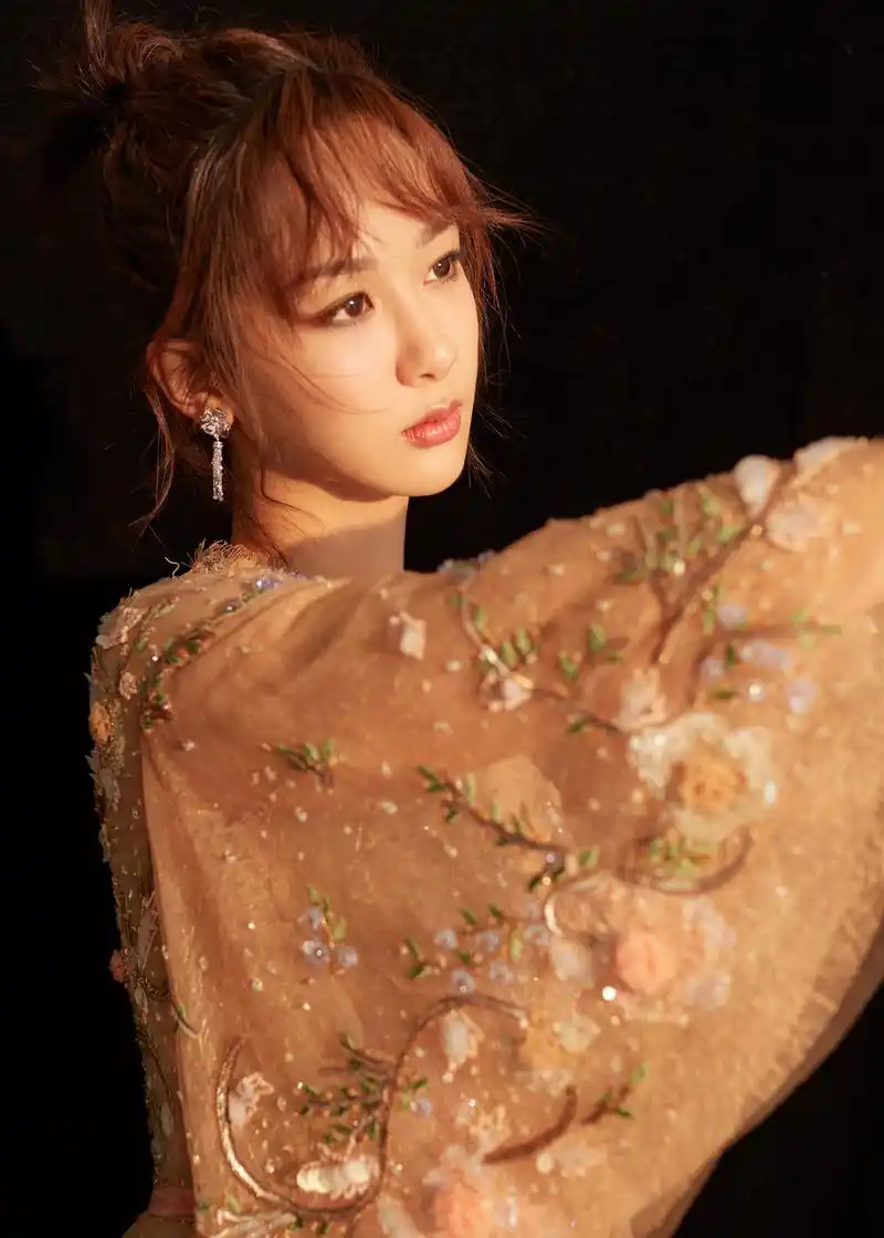 恭喜杨紫用实力与颜值获得微博年度女神荣誉,一颦一笑都光芒四射.