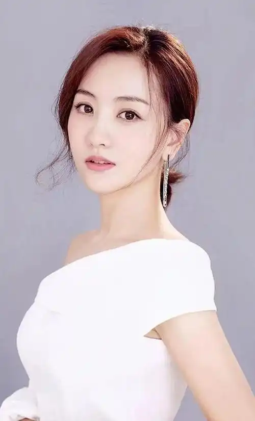 杨蓉一人去甘孜旅行,43岁单身不缺钱,感叹:不可能占尽所有好处