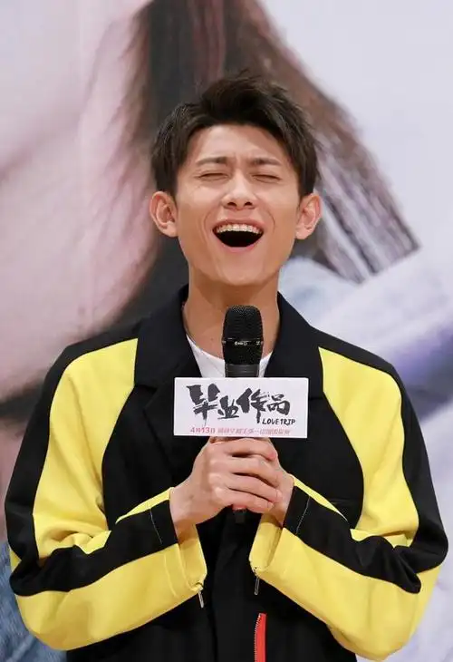 张一山现身中国人民大学宣传新电影 心情大好笑成表情包