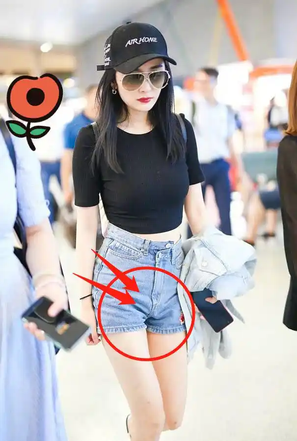 杨幂为秀腿也放大招?热裤紧的勒出尴尬"凸起",真是蜜汁脸红