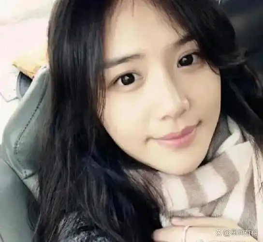 一组马思纯早年的自拍照成为网上热门话题.