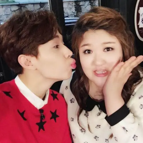 sj-m成员henry献吻李国珠:她是我女友