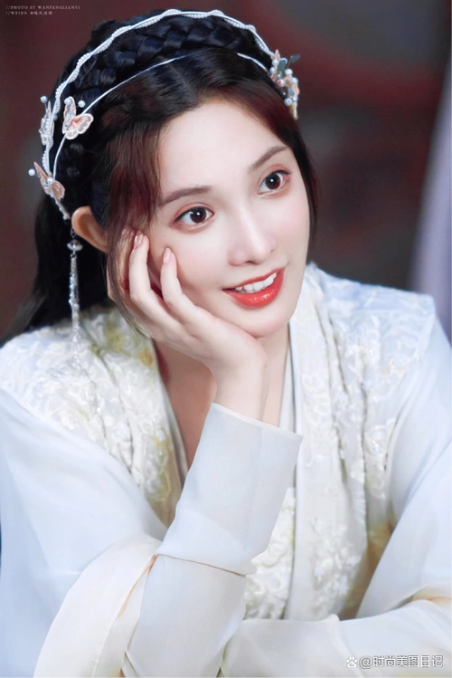 而女主正是一直以来被大家称为90花中"古装女神"的彭小苒.
