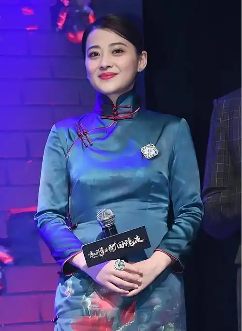 47岁的梅婷这次真美出圈了,穿上旗袍优雅大气!_网易订阅