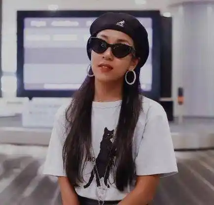 吉克隽逸一身黑很有个性,穿搭很有个性,白t配皮裤有多美?