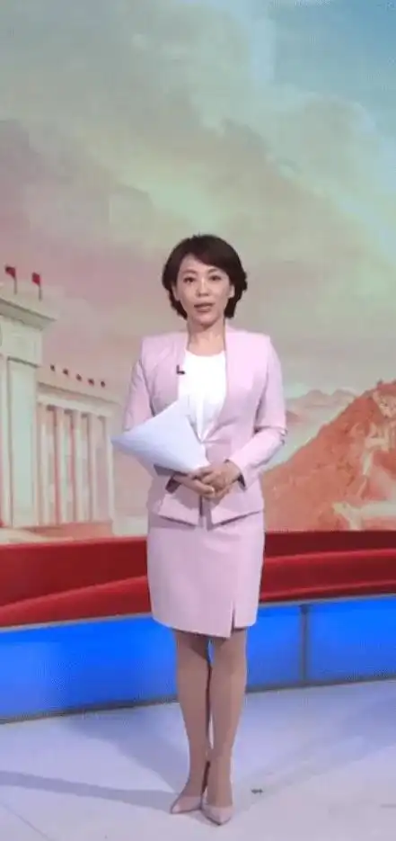 劳春燕:婚后成为央视主持人,38岁高龄生子,风光背后有心酸_网易订阅