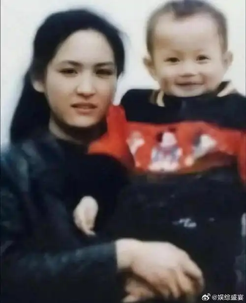 许凯妈妈真漂亮呀,穿着很简单一身黑色装扮,也不难看出