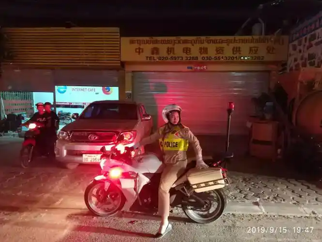 老挝警车为拉力赛队伍领航经过1个半小时的行驶,拉力赛车队到达老挝浓