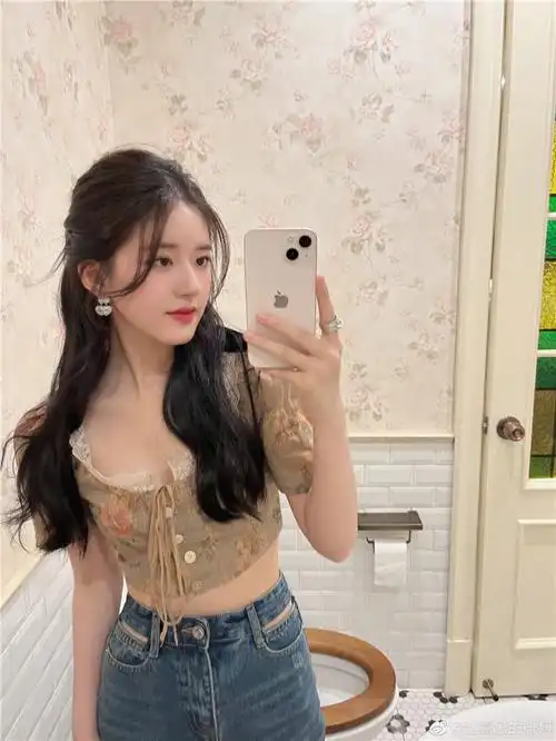 甜妹赵露思收工胶片写真 公主盘发优雅小俏皮