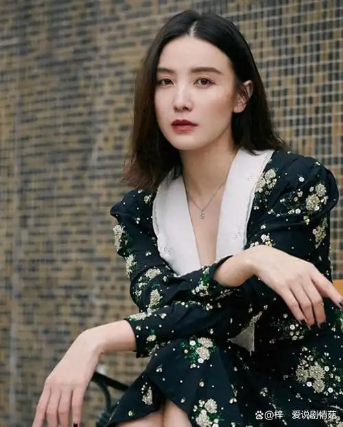 宋佳:靠"吊带"上位,与已婚名导同居,43岁的她活的又酷又飒