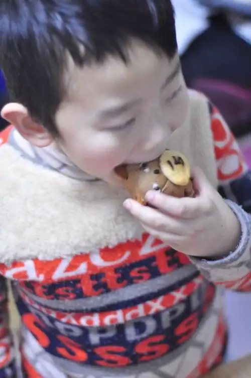 小朋友毫不犹豫的大口吃起了面包,非常幸运的,5