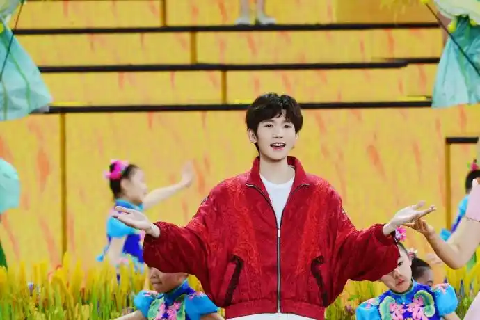 王源春晚舞台带来少儿节目 动作俏皮笑容开朗为小朋友送祝福