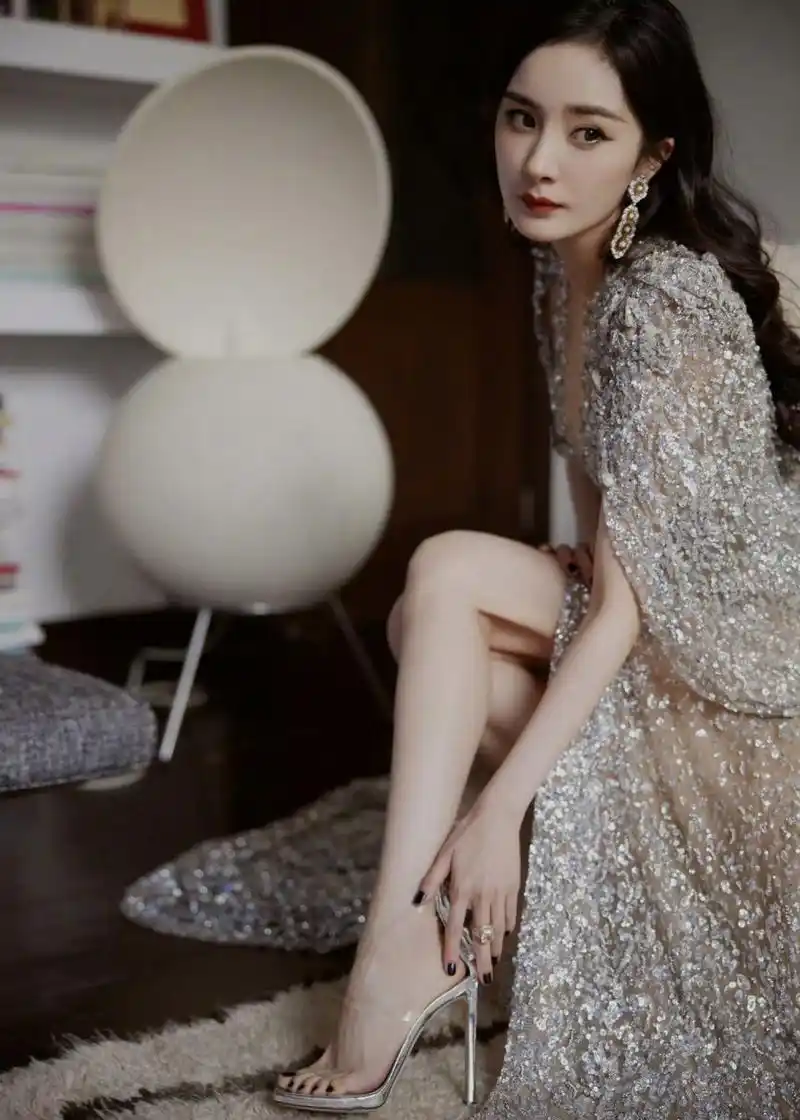 这件长裙的设计独具匠心,无论是色彩还是剪裁,都完美地展现了杨幂的