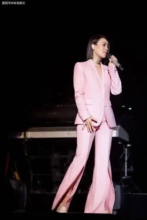 55岁那英疑定居英国伦敦!