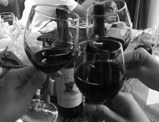 适合喝酒发朋友圈的文艺文案女生喝酒的伤感说说2