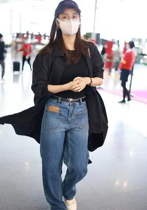 吕一不愧是氧气型美女穿一身瑜伽服配白衬衫也很优雅