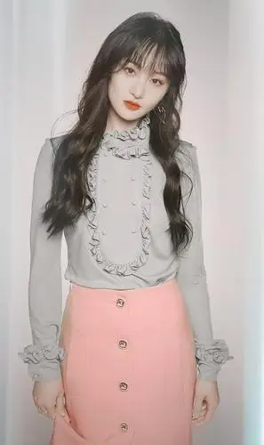 郑爽泡面刘海配双丸子,黑黄运动服酷似皮卡丘,珍珠泪妆清爽减龄