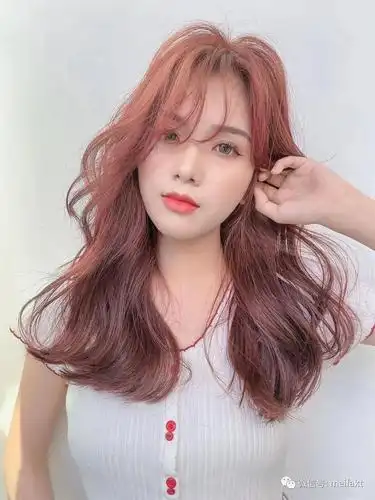 温柔浪漫的中分长卷发完全打造出她娇滴滴的好命千金感～锁骨发也能