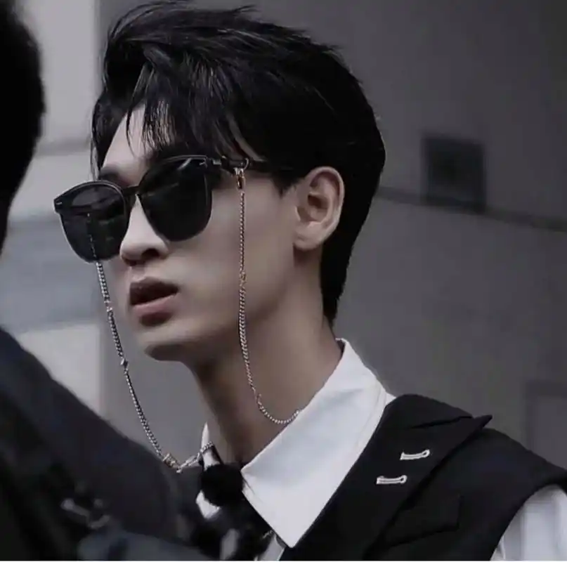 秦霄贤的神仙照片分享 台上追随秦霄贤 台下不扰秦凯旋 白月光会一直