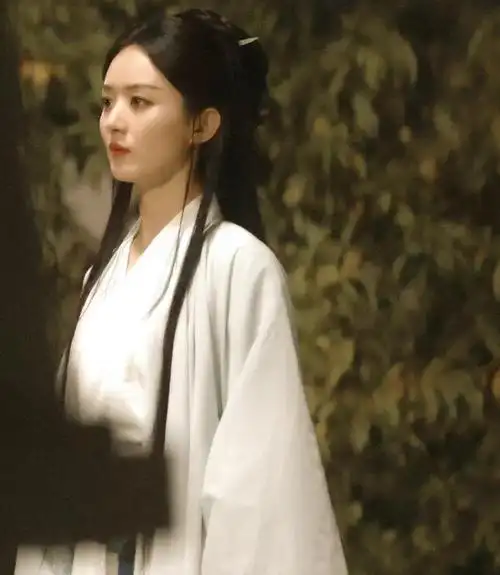 赵丽颖新剧路透,素雅妆容出镜,饰演沈璃一角,又美又好看|女演员|古装