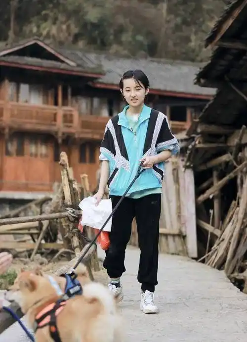 原创原创19岁张子枫出落得越发精致了穿t恤裙配高马尾清纯活力