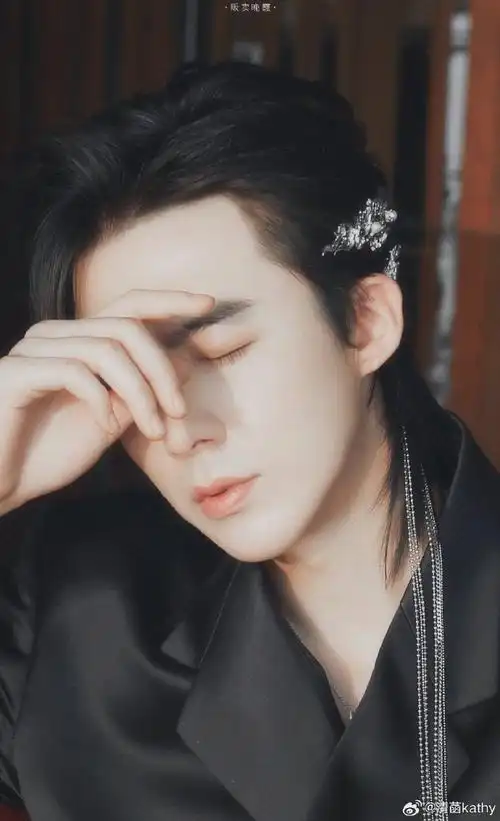 男明星簪花造型#  刘宇宁绝美古风簪花造型,侠骨柔情,柔中带刚,超爱