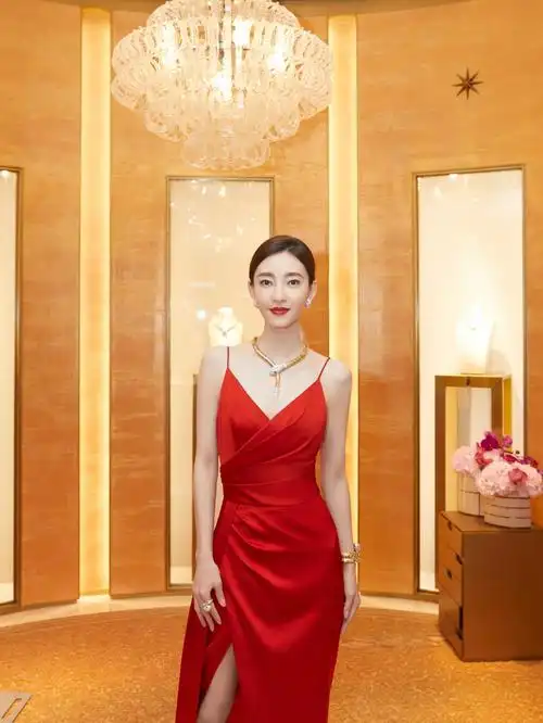 原创王丽坤骨架小还很瘦一袭真丝吊带礼服穿出骨感美红唇明艳动人