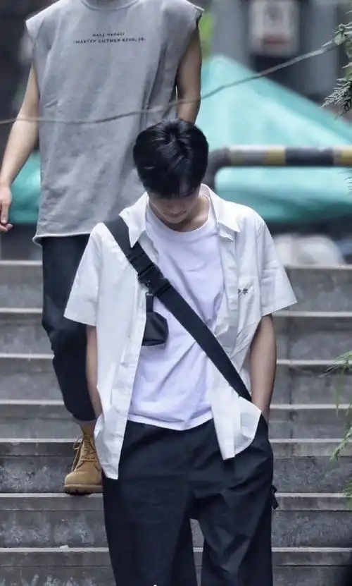 刘耀文夜色背影照