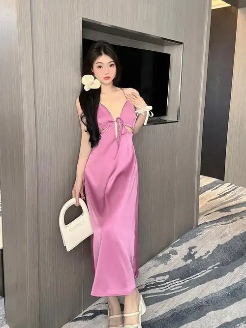 2024春夏季法式浪漫粉色镂空醋酸缎面吊带连衣裙女夏季度假风裙 - 17
