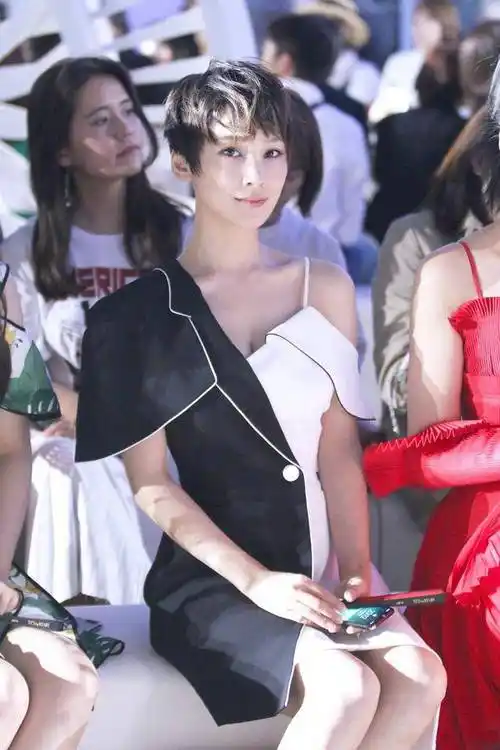 原创被吴京老婆谢楠惊艳到红色西装配喇叭裤好显高链条耳环太抢镜