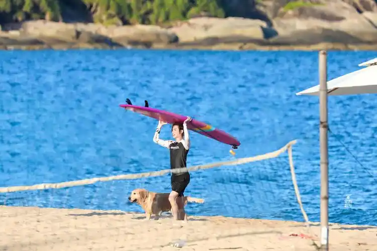 黄明昊 爱奇艺《夏日冲浪店》路透图源:w… - 堆糖,美图壁纸兴趣社区