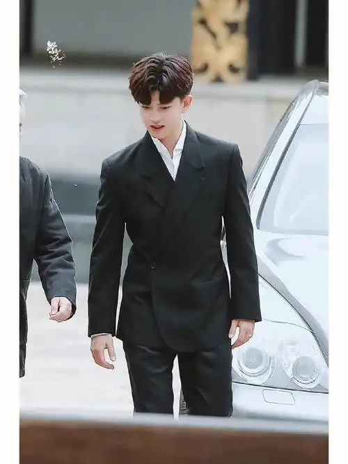 任嘉伦  说一米八我都信!