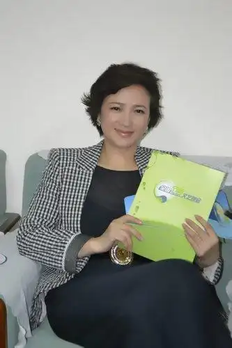 57岁何晴优雅老去真美穿皮草搭半裙高贵不艳俗身材发福也文雅