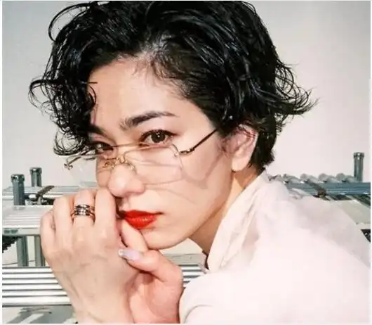 复古小卷发港风短发发型造型