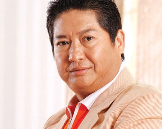 洪金宝近照坐轮椅,吃双皮奶,网友:老了少吃饭,和冰冰的东西