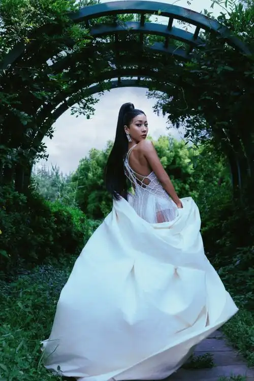 吉克隽逸白色网格镂空吊带裙