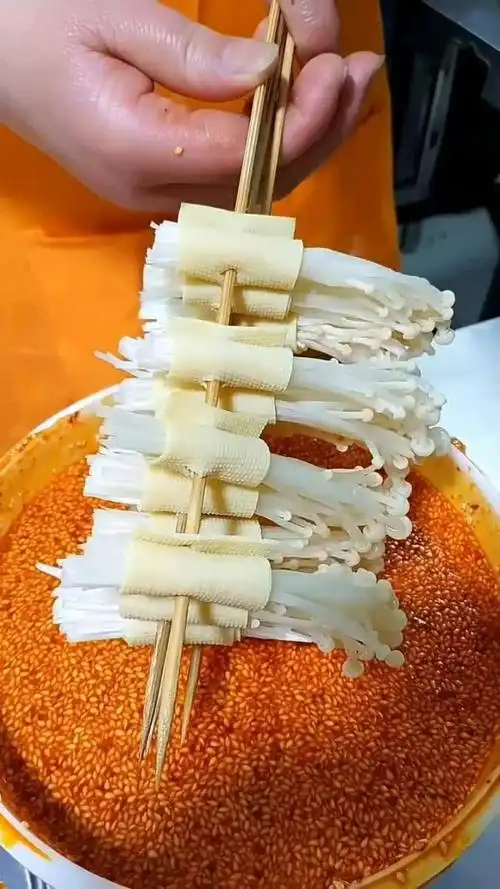 金针菇小串,抹上辣椒油之后这才是小串的精髓,来试试