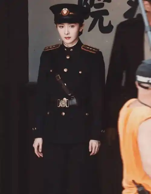原创杨幂黑色军装照充满张力束腰皮带凸显傲人上围妥妥的制服诱惑