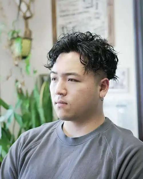 男发别乱剪,周边铲短头顶烫卷正流行,男士新选择引领潮流风尚_发型