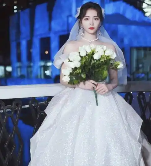 本以为许佳琪穿婚纱动人,鞠婧祎新剧路透出炉,两人颜值一目了然_造型