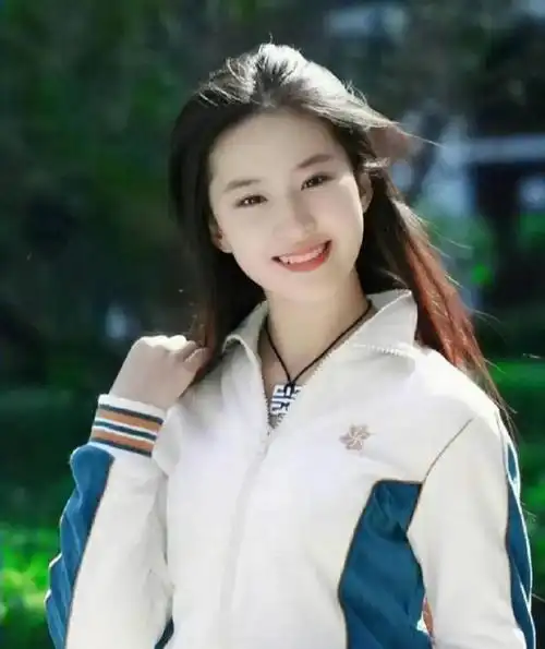 刘亦菲17岁旧照曝光运动服长发飘扬氛围感白月光正确示范