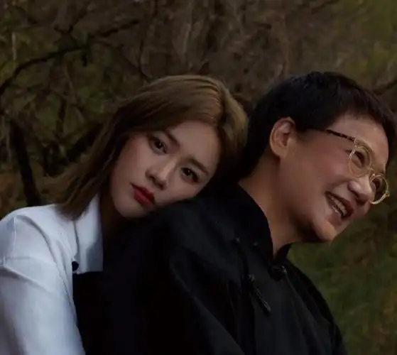 马思纯随张哲轩外出,牵手搂肩互动亲密,开心甩手臂像个小女孩儿