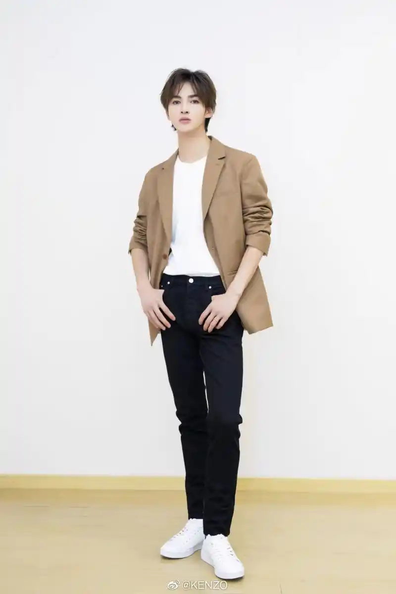 朱正廷南京活动早秋穿搭,驼色西装内搭白t,外加黑色牛仔裤小白鞋,尽显